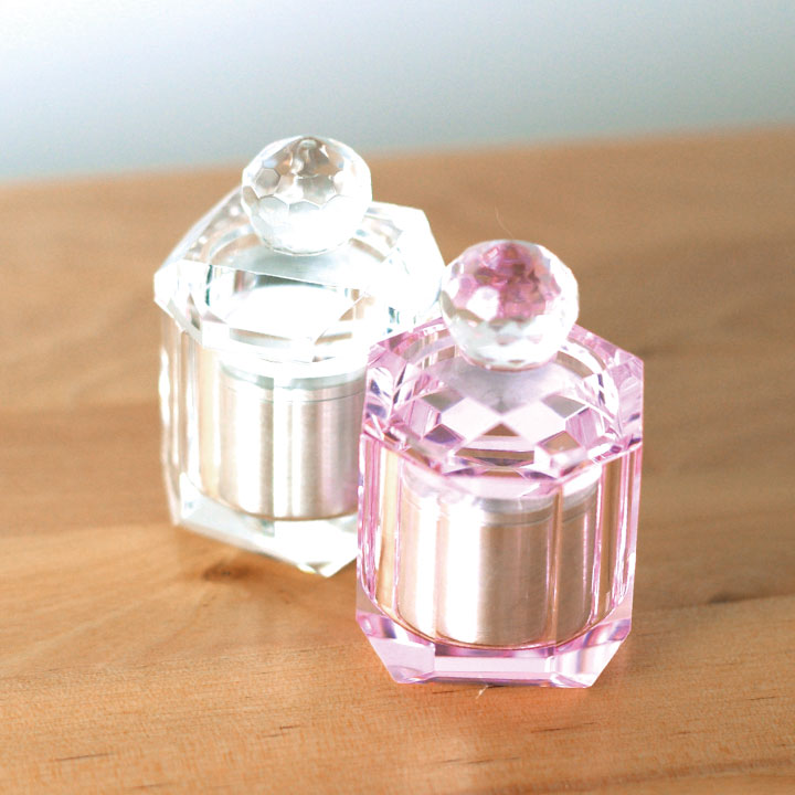 カットが美しいクリスタルガラスの遺骨入れ