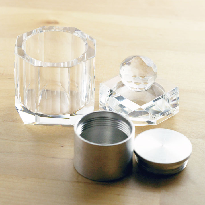 カットが美しいクリスタルガラスの遺骨入れ