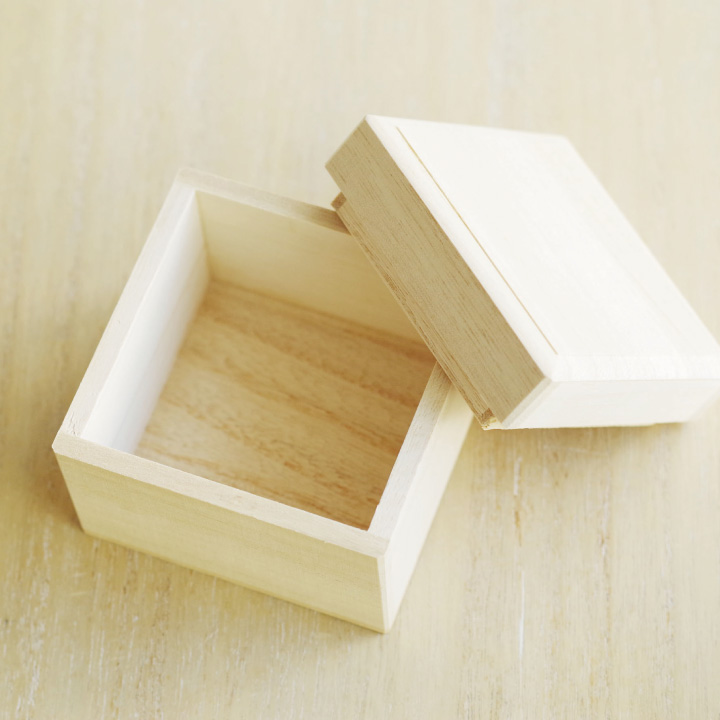 木製独自のぬくもりを感じるミニ骨壷