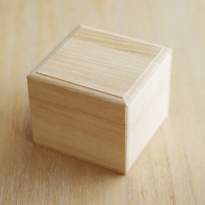 木製独自のぬくもりを感じるミニ骨壷