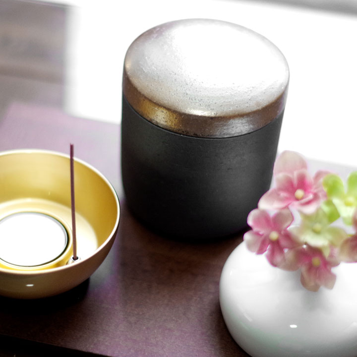 設楽焼の本格的なミニ骨壷