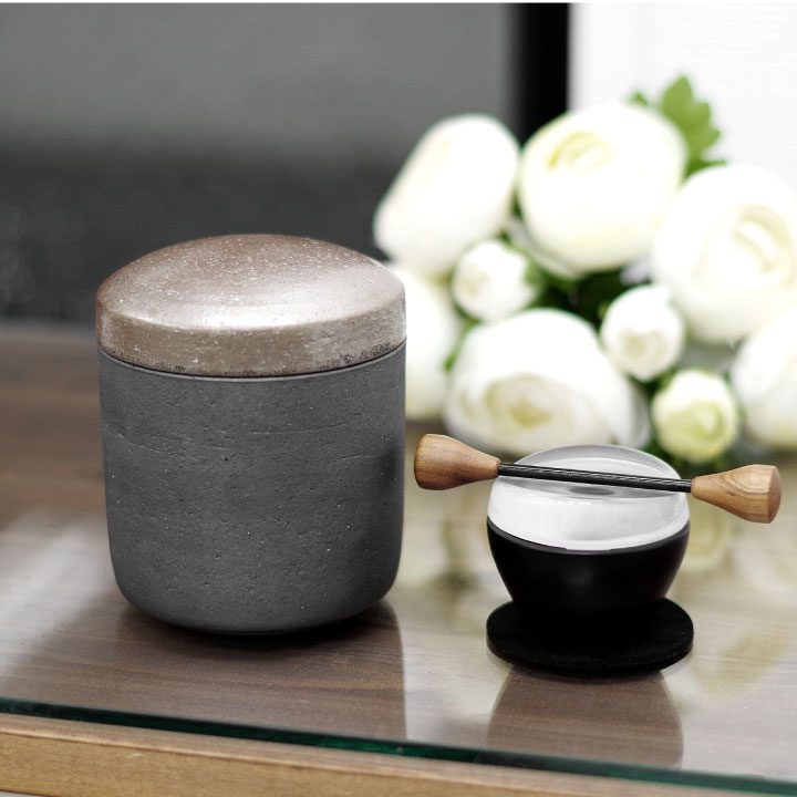 設楽焼の本格的なミニ骨壷