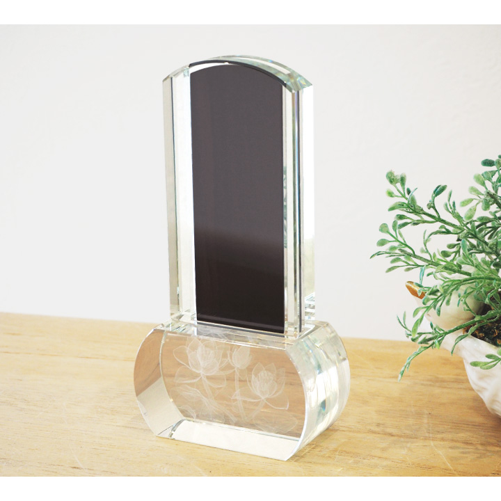 クリスタルガラスの透明感ときらめきが、お仏壇を明るく演出します「クリスタル位牌 蓮」