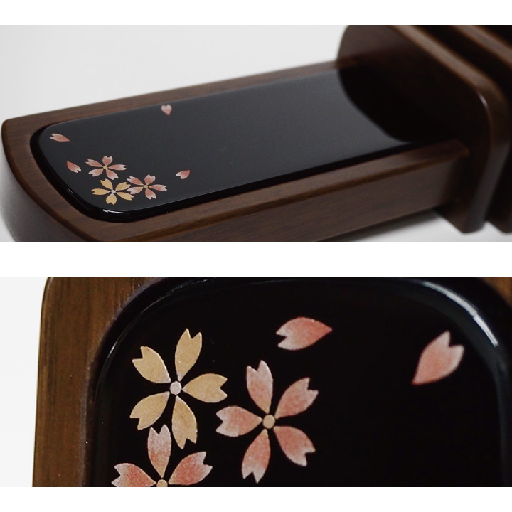 ひらひらと舞う桜を蒔絵で描いたシンプルで上品なお位牌「葵 呂色 黒」