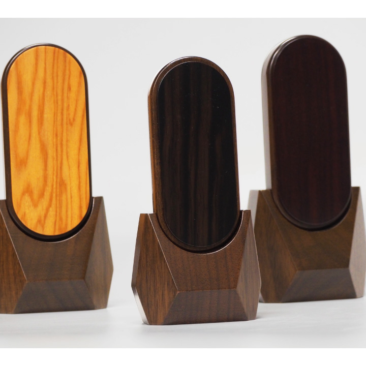 深く美しい天然の木の色合いが美しいお位牌「礼」